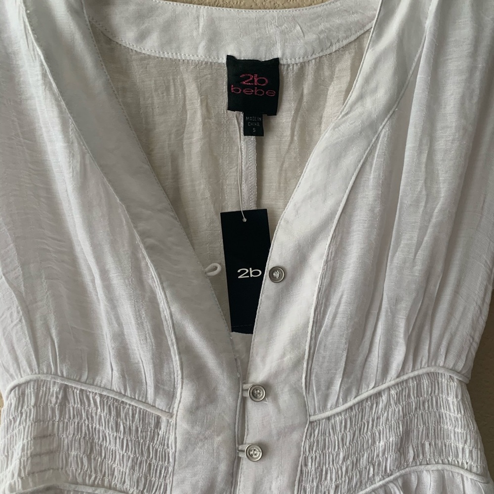 2b Bebe White Blouse w Buttons NWT - Picture 2 of 4